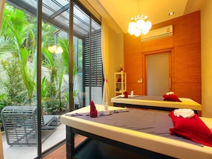 Espace de soins en plein air, soins corporels, massages thaĂŻs