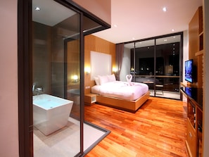 Studio (with bathtub) | Coffres-forts dans les chambres, bureau, rideaux occultants