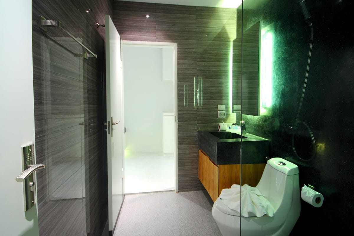 Kostenlose Toilettenartikel, Haartrockner, Hausschuhe