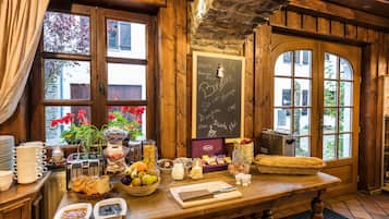 Kontinental morgenmad hver dag (18.5 EUR pr. person)