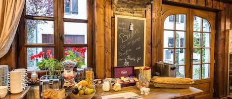Desayuno continental (EUR 18.5 por persona)