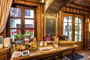 Desayuno continental diario (EUR 18.5 por persona)