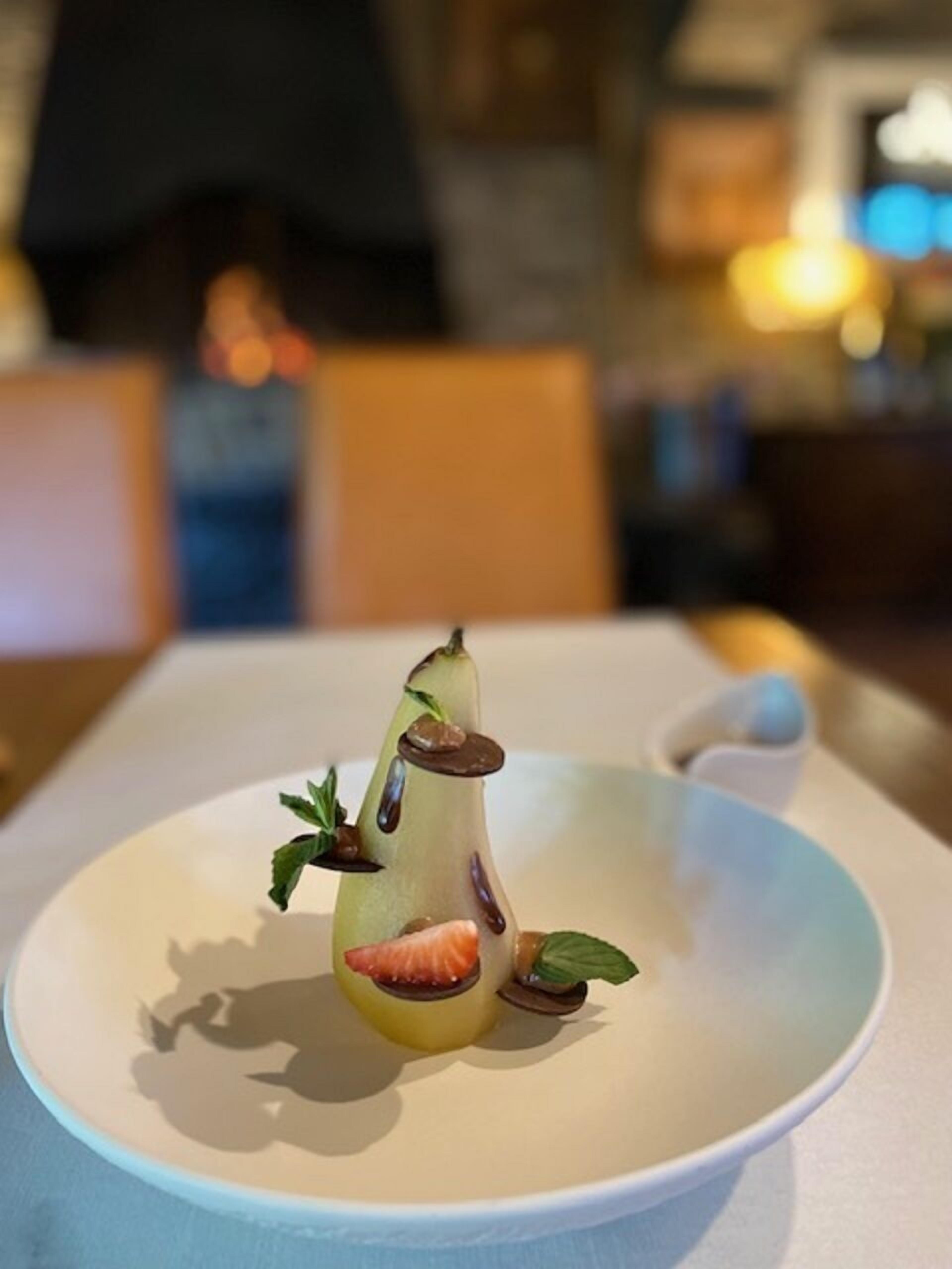 Un dolce su un piatto bianco, con sfondo sfocato.