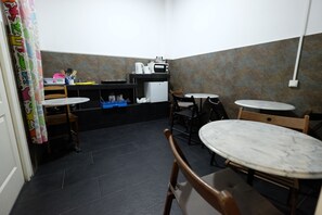 Breakfast area - Lenin Hostel Barcelona (Barcelona)