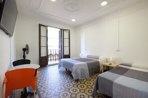 Triple Room - Lenin Hostel Barcelona (Barcelona)