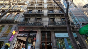 A multi-story building with ornate balconies and large windows. - Lenin Hostel Barcelona (Barcelona)
