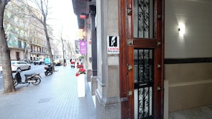 A building with a sign for 'LENIN Hostel' and a gated entrance. - Lenin Hostel Barcelona (Barcelona)