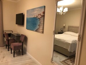 Donsdekens, individueel gedecoreerd, een bureau, een laptopwerkplek