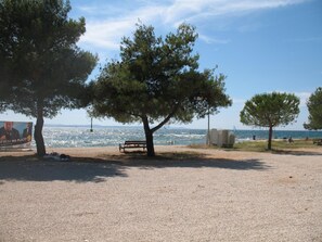 Ubicación cercana a la playa y toallas de playa