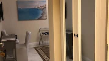 Quarto casal luxo, 1 quarto, vista para o jardim, no piso térreo | Edredons de pluma, individualmente decorados, escrivaninha