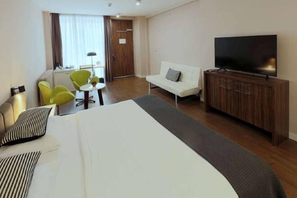 Premium bedding, in-room safe, individually decorated