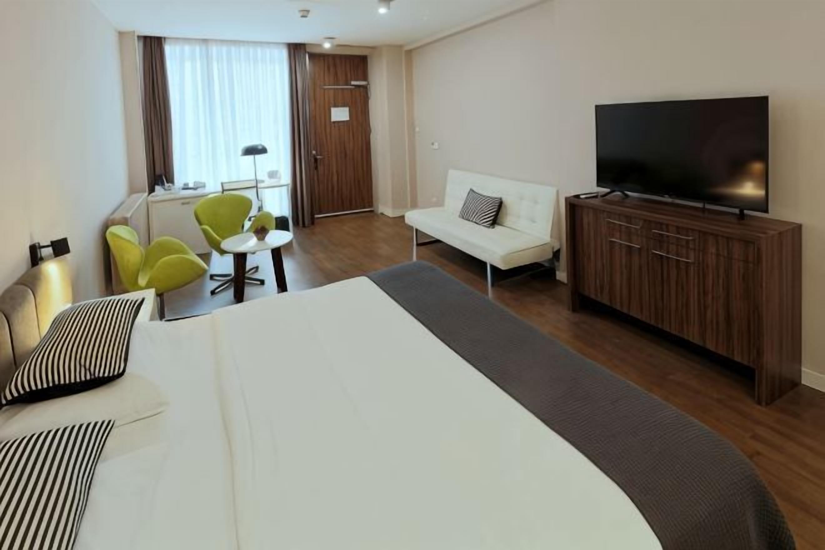 Premium bedding, in-room safe, individually decorated