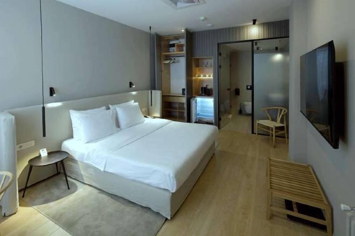 Premium bedding, in-room safe, individually decorated