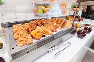 Se ofrece un desayuno continental (8 EUR por persona)