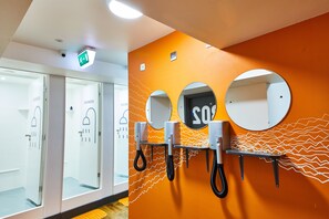 シャワー、ヘアドライヤー、タオル、トイレットペーパー