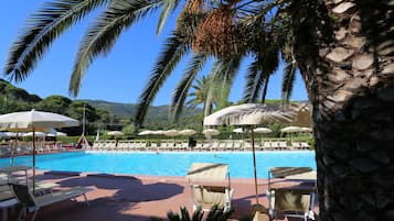 Piscine extérieure, parasols de plage, chaises longues