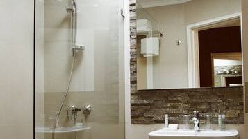Executive Room | Bathroom | Shower, hair dryer, towels