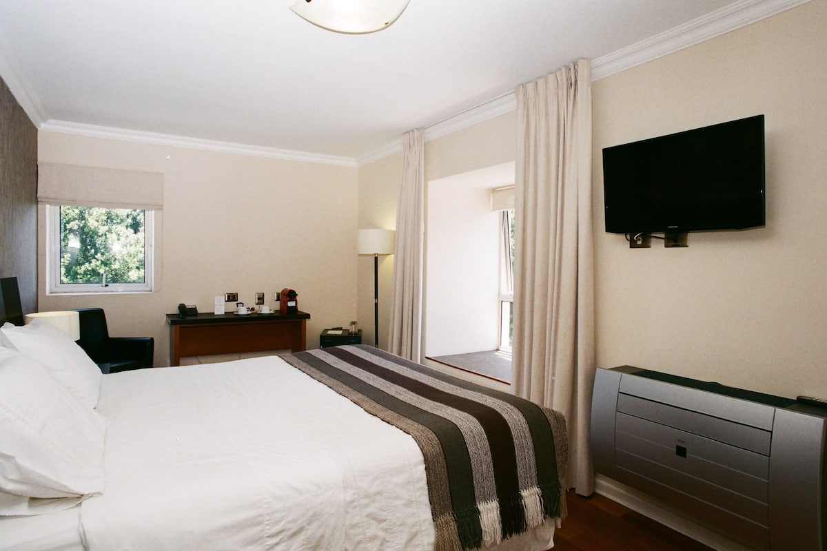 Executive Room | In-room safe, iron/ironing board, rollaway beds, free WiFi