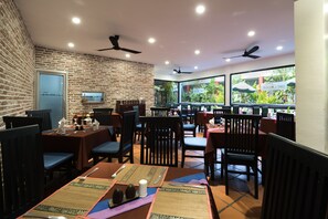 Petit déjeuner, déjeuner et dîner servis sur place, vue sur le jardin