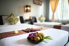 Minibar, Zimmersafe, individuell dekoriert, individuell eingerichtet