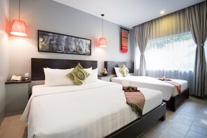 Deluxe Family Room, Garden View | Frigobar, cofres nos quartos, individualmente decorados