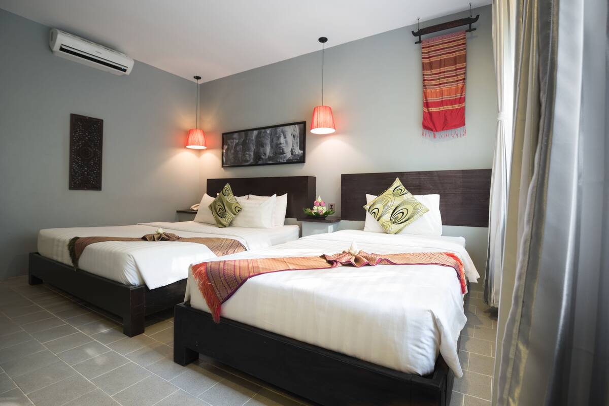 Deluxe Twin Room, Garden View | Minibar, in-room safe, desk, soundproofing
