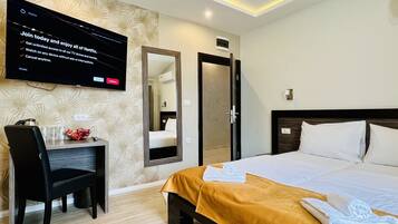 Habitación cuádruple | Ropa de cama hipoalergénica, minibar, caja fuerte y escritorio