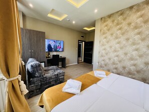 Comfort Room | Hypo-allergenic bedding, minibar, in-room safe, desk