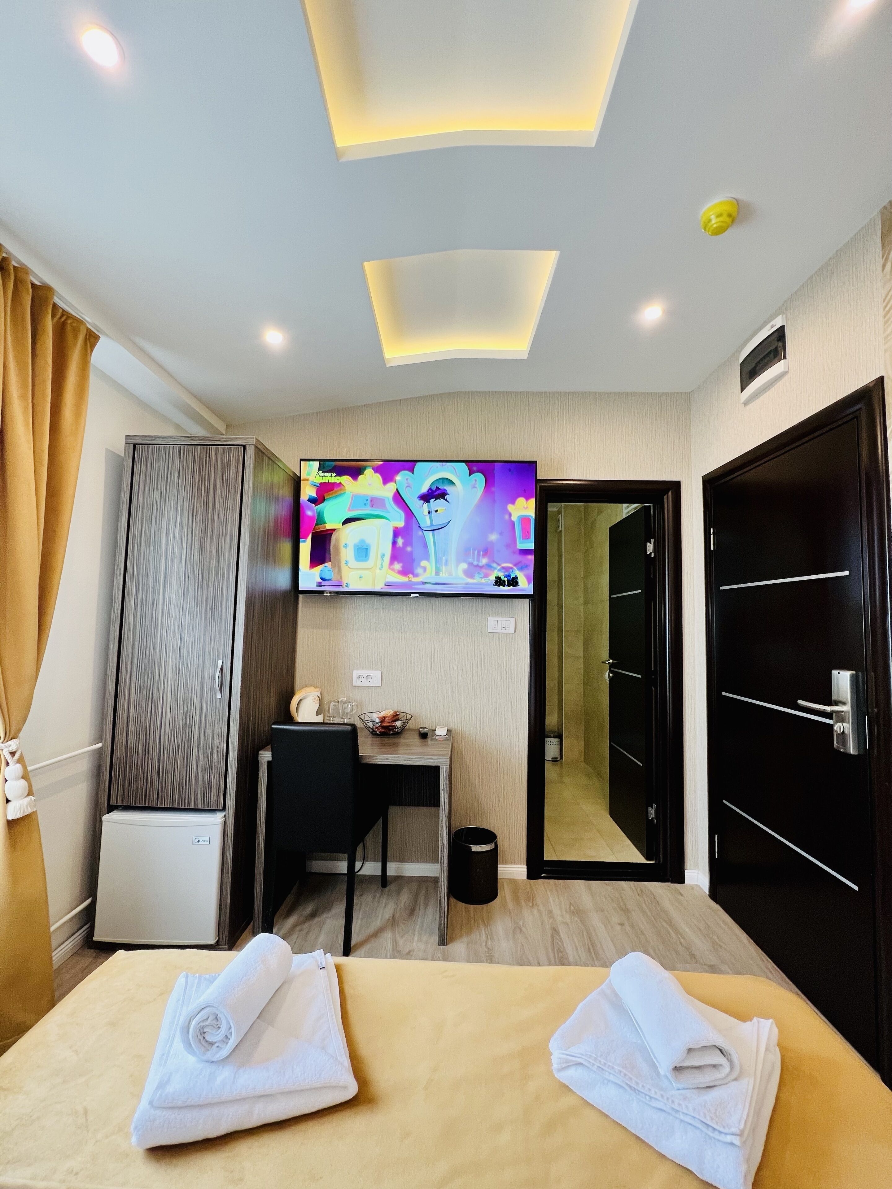 Peralatan tempat tidur hipoalergenik, bar mini, peti besi dalam bilik 