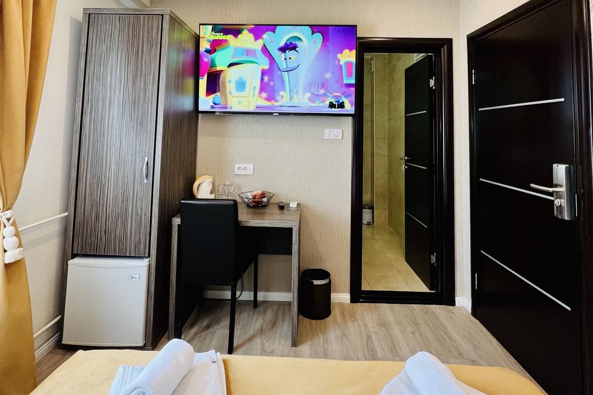 Roupas de cama antialérgicas, frigobar, cofres nos quartos, escrivaninha