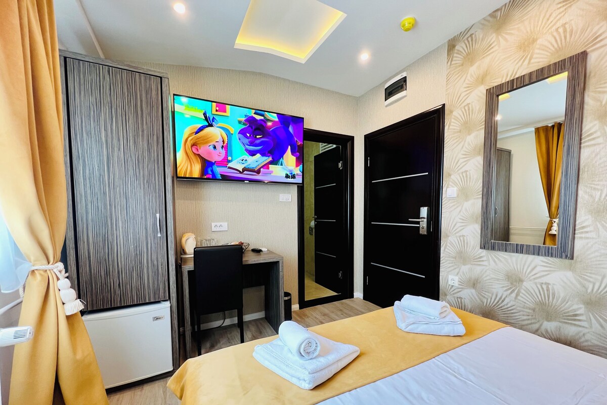 Anti alerjik yatak takımı, minibar, odada kasa, masa 