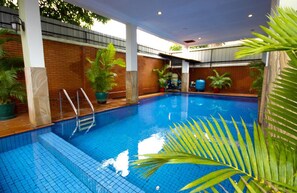 Indoor pool, outdoor pool, sun loungers - Shadow Angkor Villa (Siem Reap)