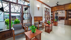Lobby-Lounge