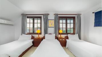 Superior Triple Room (Free pick up service) | Bar mini, peti besi dalam bilik, meja, seterika/papan seterika