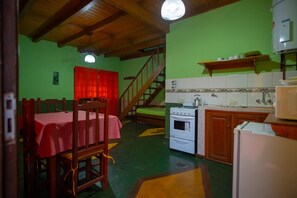 Terra Apartment | Privékeuken | Een koelkast/vriezer, een magnetron, een koffiezetapparaat/waterkoker