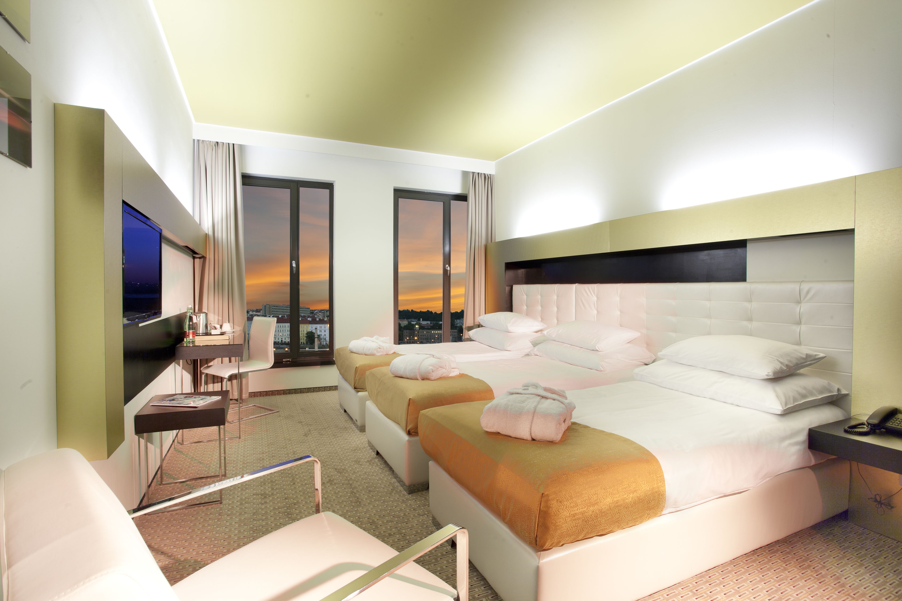 经典双人房或双床房 (with Extra Bed ) | 高档床上用品、迷你吧、客房内保险箱、特色装修