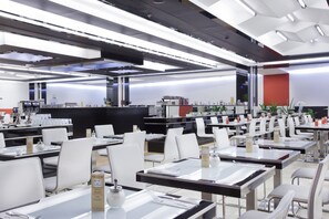2 restoran, melayani sarapan, makan siang; sajian masakan internasional