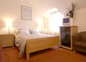 Hypo-allergenic bedding, pillowtop beds, individually decorated - The Smithaleigh Hotel (Plymouth)