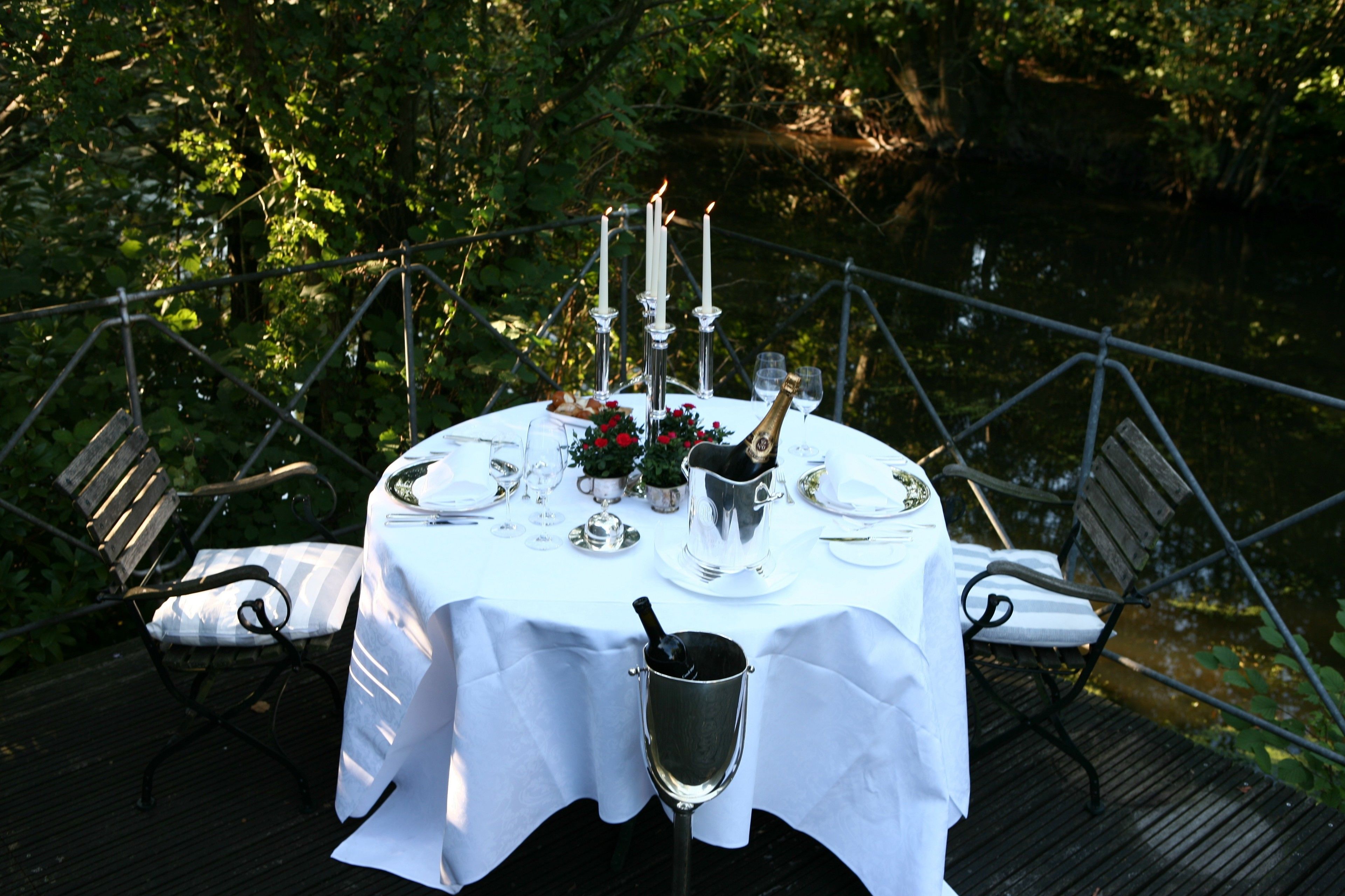 2 restoran, sarapan dihidangkan 