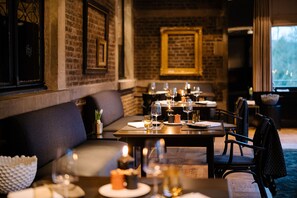 2 restaurants, breakfast served - Schlosshotel Hugenpoet (Essen)