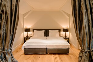 Junior Suite | Hypo-allergenic bedding, down comforters, minibar, in-room safe