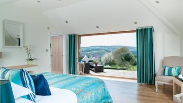 Superior Double Room | Hypo-allergenic bedding, pillow-top beds, minibar, in-room safe