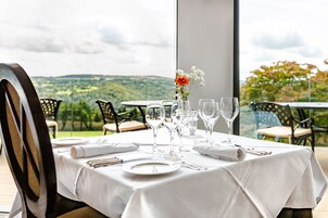 Se sirven almuerzos y cenas, cocina local