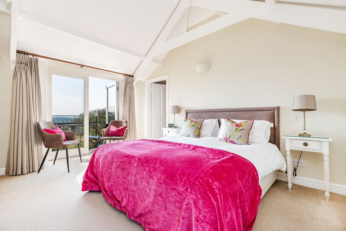 Classic Double Room | Hypo-allergenic bedding, pillowtop beds, minibar, in-room safe