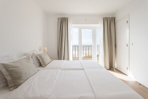Habitación estándar con 2 camas individuales, balcón, vistas al mar | Wifi gratis y ropa de cama