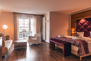 Bộ đồ giường kháng dị ứng, két bảo mật tại phòng, bàn 