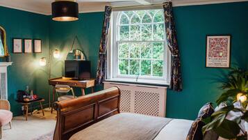 特色装修、特色家居、办公桌、免费 WiFi