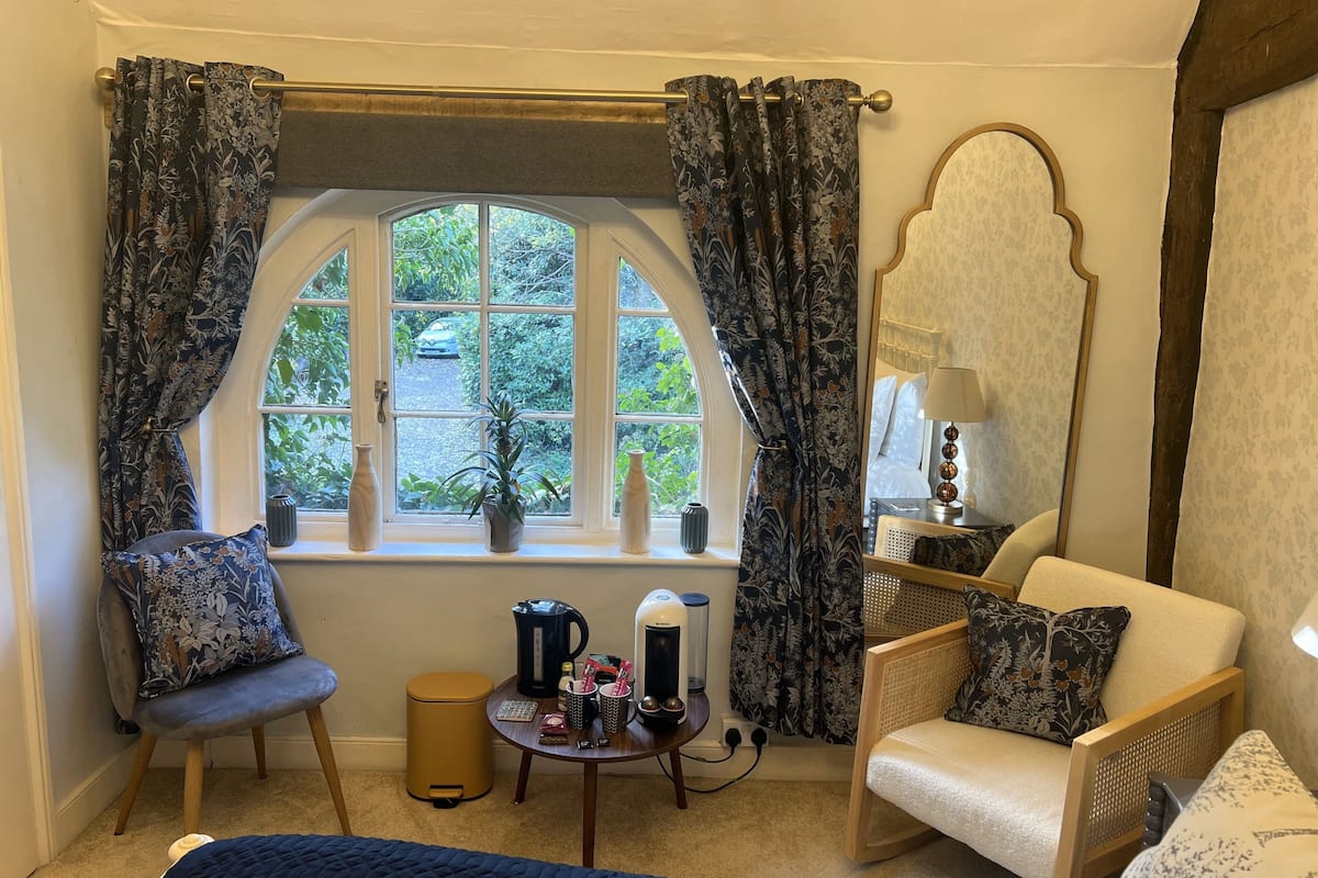 traditional double room, 1 double bed, private bathroom | 1 bedroom, individually decorated, individually furnished, desk