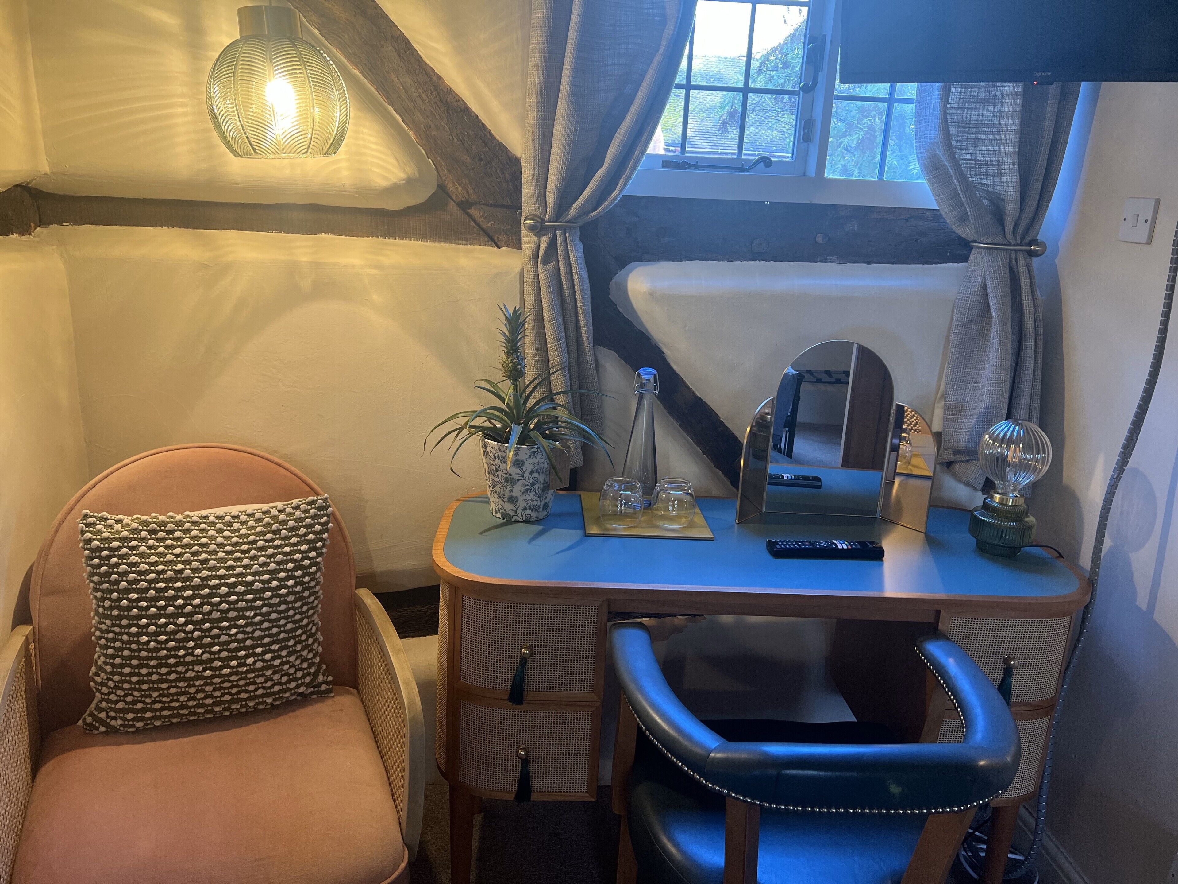 executive double room | 1 bedroom, individually decorated, individually furnished, desk