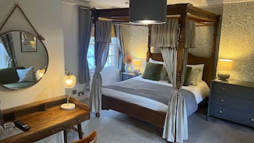 ラグジュアリー ルーム キングベッド 1 台 | 客室ごとに異なる装飾、客室ごとに異なるインテリア、デスク、WiFi (無料)